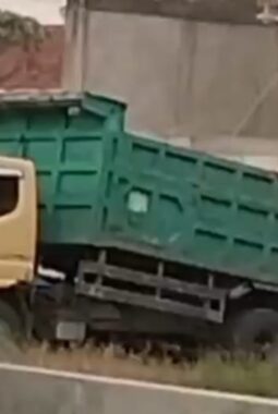 Puluhan Sopir Truk Diduga Jual Tanah Bekas Galian Proyek Perbaikan Jalan