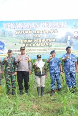 Sinergitas Perhutani KPH Jombang Dan TNI/ Satrad 405, Tanam Ribuan Jati Bentuk Tanggung Jawab Kelestarian Hutan