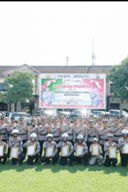 Kapolres Jombang Berikan Penghargaan Kepada 12 Anggota Berprestasi