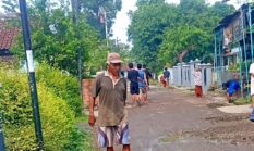 SAMPAI KAPAN JALAN RUSAK DIBIARKAN? WARGA DUKUH DRONJONG GERAM, PEMKAB PEMALANG DIMINTA SEGERA BERTINDAK