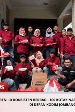 CYBERTNI.ID Konsisten Berbagi, 100 Kotak Nasi Bungkus Dibagikan Di Depan Kodim Jombang
