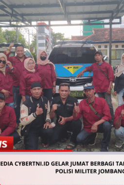 Media CyberTNI.id Gelar Jumat Berbagi Takjil Di Depan Kantor Polisi Militer Jombang