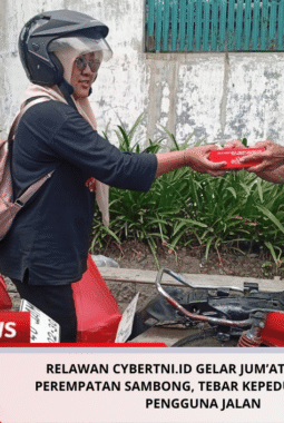 Relawan CyberTNI.id Gelar Jum’at Berbagi di Perempatan Sambong, Tebar Kepedulian untuk Pengguna Jalan