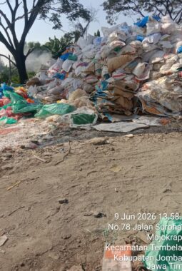 Tumpukan Limbah Glangsing di Pinggir Jalan Mojokrapak Diduga Langgar Aturan, Aparat Diminta Bertindak Tegas