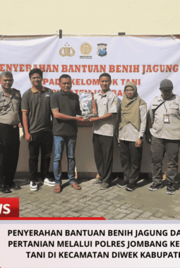 Penyerahan Bantuan Benih Jagung dari Kementerian Pertanian Melalui Polres Jombang Kepada Kelompok Tani di Kecamatan Diwek Kabupaten Jombang